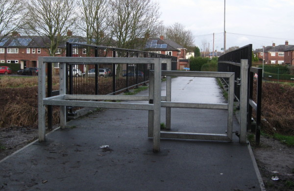 Kissing Gate obstructs a major E-W cycle route