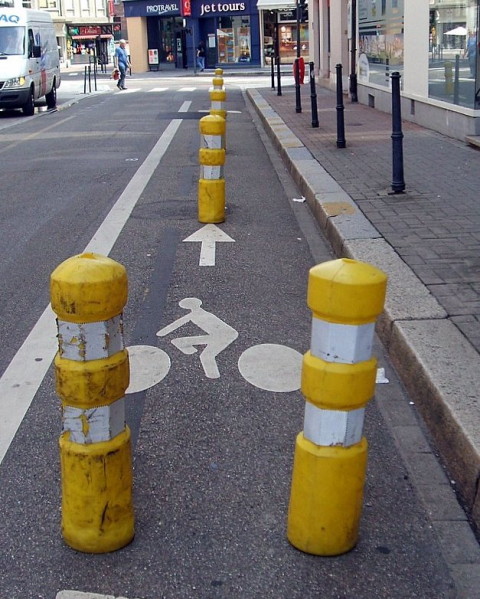 cycle lane with bollards in the middle